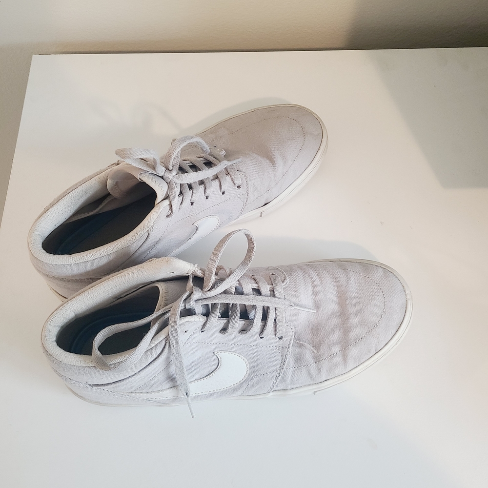Nike Gray Sneakers Minimalist Design Everyday Wear